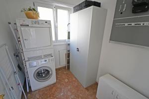 a laundry room with a washing machine and a window at Villa Genovese al Lago in Minusio