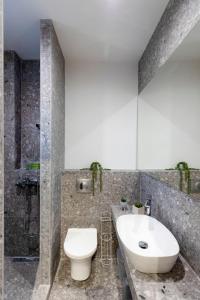 Kúpeľňa v ubytovaní TwinStars Superior Apartment + 37 fotografií
