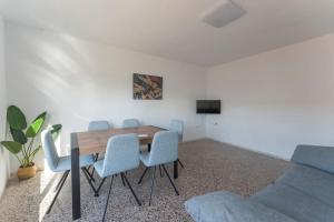 comedor con mesa y sillas azules en Precioso apartamento en altura, en Altura