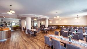 un restaurante con mesas y sillas en una habitación en Wellness Hotel Thermal en Štúrovo