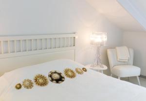 een wit bed met wat schelpen erop bij B&B De Kloostertuin in Middelburg