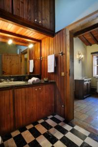 Koupelna v ubytování Albergo Diffuso Borgo Montemaggiore + 37 fotografií