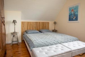 オンフルールにあるCOTE PECHEUR Honfleurのベッドルーム1室(大型ベッド1台、木製ヘッドボード付)