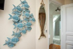 オンフルールにあるCOTE PECHEUR Honfleurの青魚のデカール付き鏡