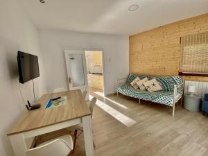 sala de estar con sofá y mesa en la casita del puente viejo, en Oruña