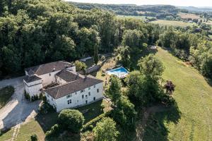 eine Luftansicht eines Hauses mit Pool in der Unterkunft MANOIR Le Moulinal47 - vue panoramique in Courbiac