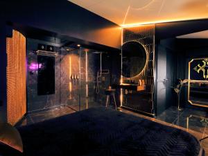 a black room with a bed and a shower at Sxcape ROOM in Aigues-Mortes +21 photos