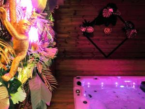 a pink tub with a monkey and plants in a room at SXCAPE ROOM in Aigues-Mortes
