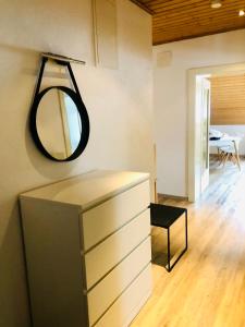 einen Spiegel an der Wand über einer Kommode in einem Zimmer in der Unterkunft Apartment am Ponyhof in Sankt Kanzian am Klopeiner See