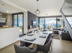 ソトグランデにある2254-Luxury villa with private pool and seaviewのダイニングルーム、リビングルーム(白いテーブル、椅子付)