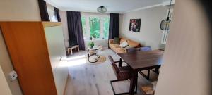a living room with a table and a couch at Chalet Op Bosrijk Familiepark in Raalte