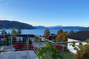 uma vista para um lago a partir de uma varanda em Hotel Restaurant Häupl em Seewalchen