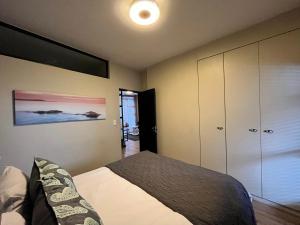 - une chambre avec un lit et une armoire dans l'établissement The Vantage Serviced Apartment Collection, à Johannesbourg