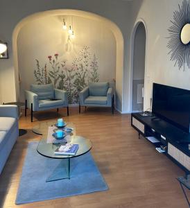 un soggiorno con divano e tavolo di Apartment Pont Romain a Vaison-la-Romaine