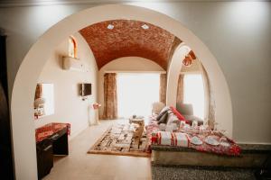 سرير أو أسرّة في غرفة في Caves Beach Resort Adults Only