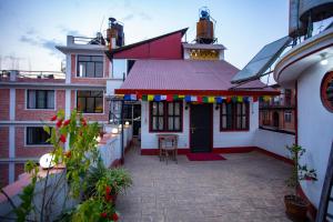 Kathmandu Boutique Hotel في كاتماندو: ساحة منزل بسقف احمر
