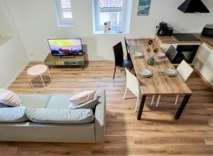 una sala de estar con un sofá y una mesa en Rainbow, rue carnot, en Annecy