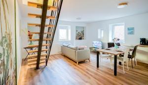una sala de estar y comedor con escalera de caracol en Rainbow, rue carnot, en Annecy