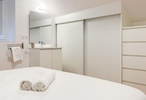 Dormitorio blanco con cama blanca y puertas correderas en Rainbow, rue carnot, en Annecy 28 fotos más
