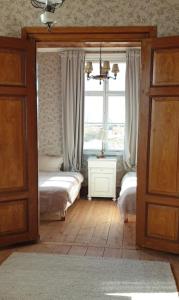Hemse的住宿－Ronehamn Bed and Breakfast，一间卧室设有两张床和窗户。