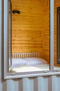 מיטה או מיטות בחדר ב-Arche Siedlisko Celiny