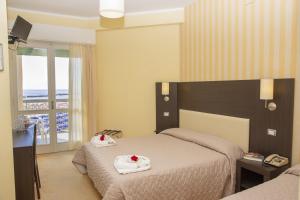 Postel nebo postele na pokoji v ubytování Bikini Tropicana Family Hotel + 35 fotografií