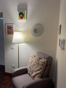 un salon avec une chaise et une lampe dans l'établissement MATTIA'S HOME, à Caserte