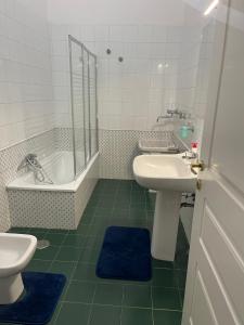La salle de bains est pourvue d'un lavabo, d'une baignoire et de toilettes. dans l'établissement MATTIA'S HOME, à Caserte