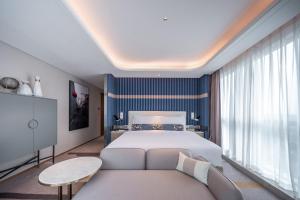 Postel nebo postele na pokoji v ubytování Oaks Chengdu at Cultural Heritage Park + 30 fotografií