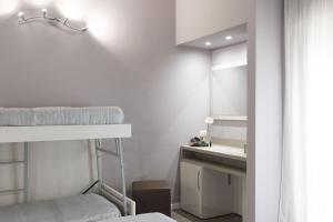 Postel nebo postele na pokoji v ubytování Bikini Tropicana Family Hotel