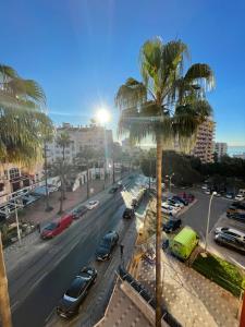 widok na ulicę miejską z samochodami i palmami w obiekcie Mediterránean & Sun in Minerva, Benalmádena w mieście Benalmádena
