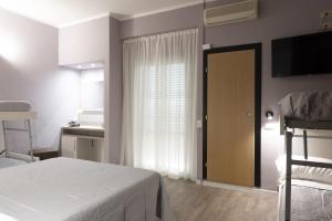 Postel nebo postele na pokoji v ubytování Bikini Tropicana Family Hotel