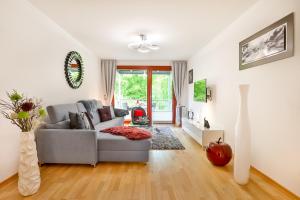 een woonkamer met een bank en een tafel bij Major mit Ostseeblick Haus Fore in Lohme