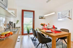 een keuken en eetkamer met een houten tafel en stoelen bij Major mit Ostseeblick Haus Fore in Lohme