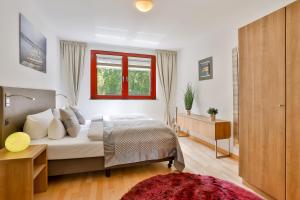 een slaapkamer met een groot bed en een raam bij Major mit Ostseeblick Haus Fore in Lohme +4 foto's