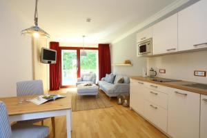 A kitchen or kitchenette at Vilm I auf Schloss Ranzow mit Ostseeblick