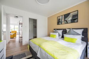 En eller flere senge i et værelse på Villa SCHLOSSBLICK WE4 Penthouse am Nationalpark