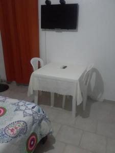 TV in/ali zabaviščno središče v nastanitvi Best bed and breakfast in Samana Breakfast Included