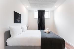 GuestReady - Uptown suites 5 في بورتو: غرفة نوم بسرير ابيض ونافذة