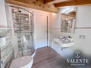 bagno con doccia in vetro e lavandino di Villa Valente - Apartments a Capannori