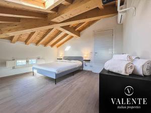 1 dormitorio grande con cama grande y techo de madera en Villa Valente - Apartments, en Capannori
