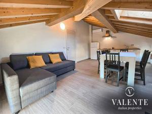 un soggiorno con divano blu e tavolo di Villa Valente - Apartments a Capannori