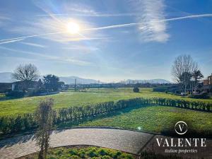 una vista de un campo con el sol en el cielo en Villa Valente - Apartments, en Capannori