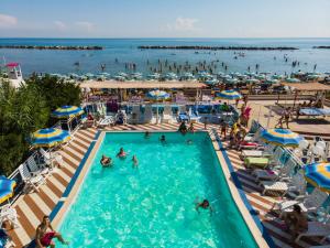 Bazén v ubytování Bikini Tropicana Family Hotel nebo v jeho okolí
