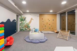 a childrens room with a climbing wall and a play area at Apartament Holiday 8/25 in Rewal
