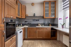 Gambar di galeri bagi Lovely 2-bdrm condo ideal for couples and family with children, free parking on premises di Rīga