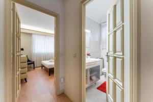 bagno con porta che conduce a una camera da letto di Coastal escape in Lavra a Lavra Altre 181 foto