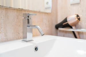 un lavandino con rubinetto in bagno di Coastal escape in Lavra a Lavra