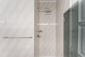 baño con ducha y puerta de cristal en Angeiras Beach House - C3 en Lavra
