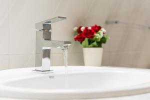 A bathroom at Angeiras Beach House - C3